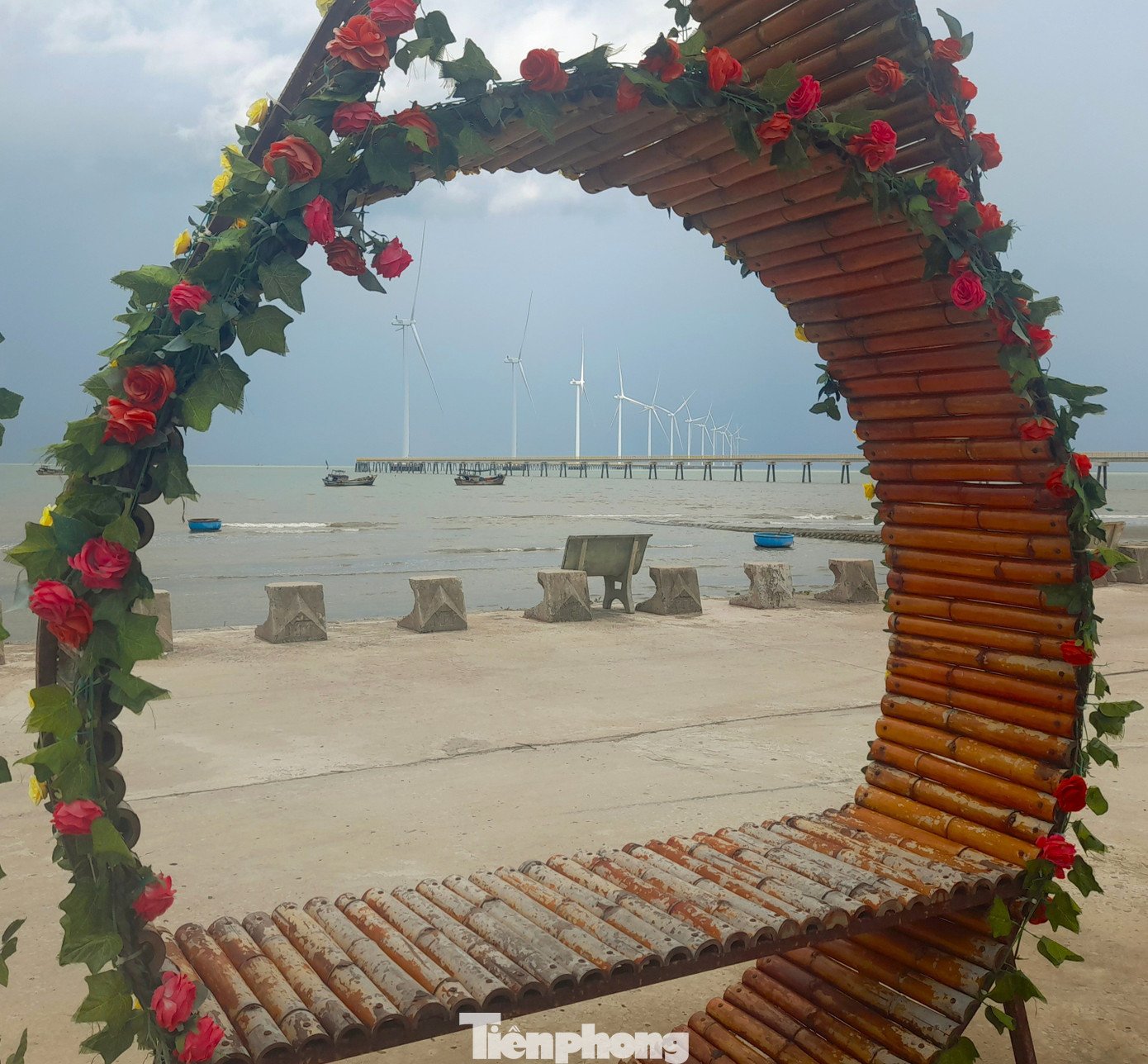 Theo điều chỉnh Quy hoạch tỉnh Vĩnh Long thời kỳ 2021-2030, tầm nhìn đến năm 2050, tỉnh Vĩnh Long định hướng xây dựng các tuyến du lịch liên hoàn, kết nối 3 sản phẩm du lịch đặc trưng, trong đó có tuyến du lịch biển - nghỉ dưỡng - năng lượng sạch phát triển dọc theo tuyến đường ven biển, kết nối khu du lịch biển Ba Động với các bãi biển Thạnh Phú, Ba Tri (tỉnh Bến Tre cũ), hình thành các khu nghỉ dưỡng cao cấp, du lịch thể thao biển và kết hợp các tour tham quan các cánh đồng điện gió.