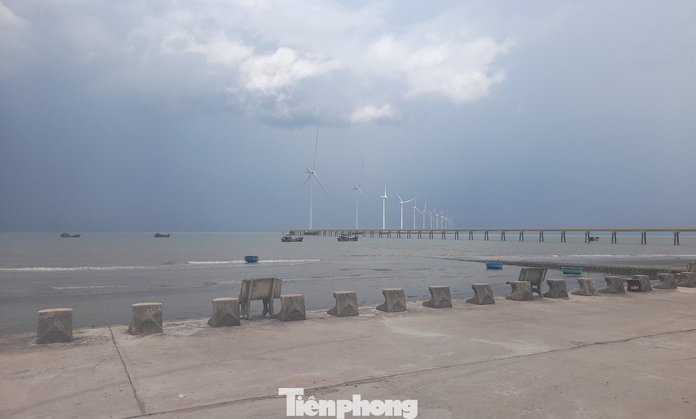 Theo điều chỉnh Quy hoạch tỉnh Vĩnh Long thời kỳ 2021-2030, tầm nhìn đến năm 2050, tỉnh Vĩnh Long định hướng xây dựng các tuyến du lịch liên hoàn, kết nối 3 sản phẩm du lịch đặc trưng, trong đó có tuyến du lịch biển - nghỉ dưỡng - năng lượng sạch phát triển dọc theo tuyến đường ven biển, kết nối khu du lịch biển Ba Động với các bãi biển Thạnh Phú, Ba Tri (tỉnh Bến Tre cũ), hình thành các khu nghỉ dưỡng cao cấp, du lịch thể thao biển và kết hợp các tour tham quan các cánh đồng điện gió.