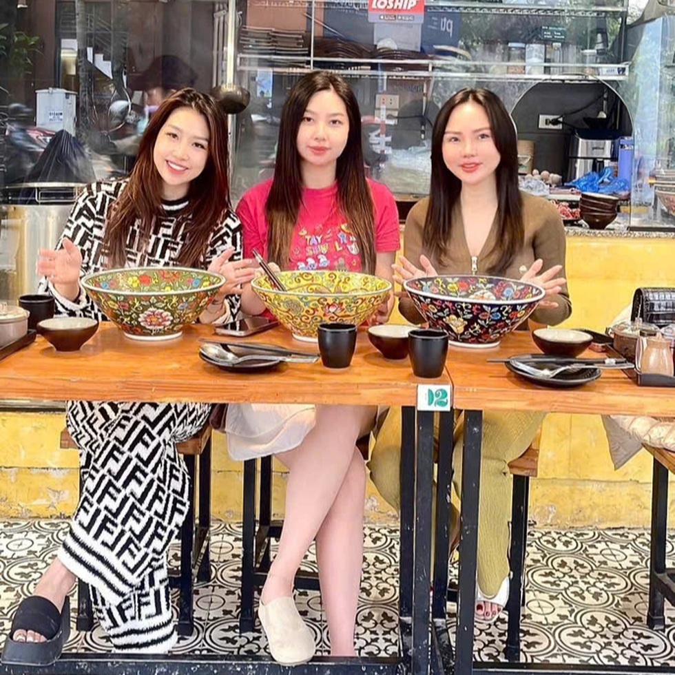 Món phở bò khổng lồ phục vụ trong chiếc bát sứ giá 3 triệu đồng ở Hà Nội - 2