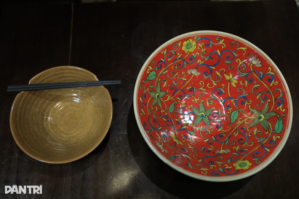 Món phở bò khổng lồ phục vụ trong chiếc bát sứ giá 3 triệu đồng ở Hà Nội - 3