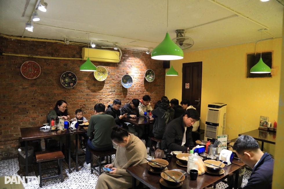 Món phở bò khổng lồ phục vụ trong chiếc bát sứ giá 3 triệu đồng ở Hà Nội - 6