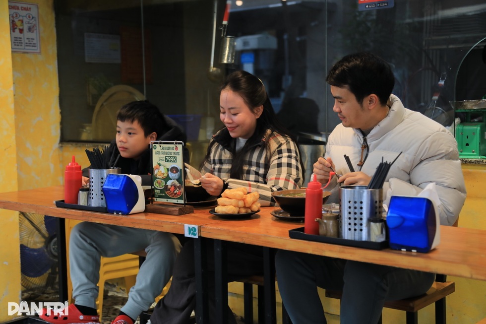 Món phở bò khổng lồ phục vụ trong chiếc bát sứ giá 3 triệu đồng ở Hà Nội - 7