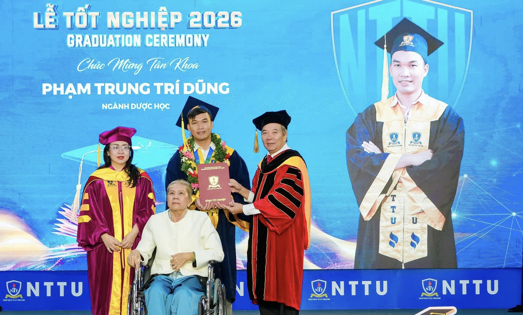 cõng mẹ - Ảnh 2.