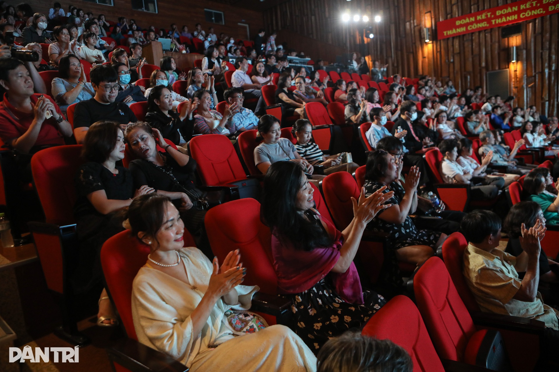 Gác áo blouse, bác sĩ Chợ Rẫy hát gây quỹ giúp bệnh nhân đón Tết - 2