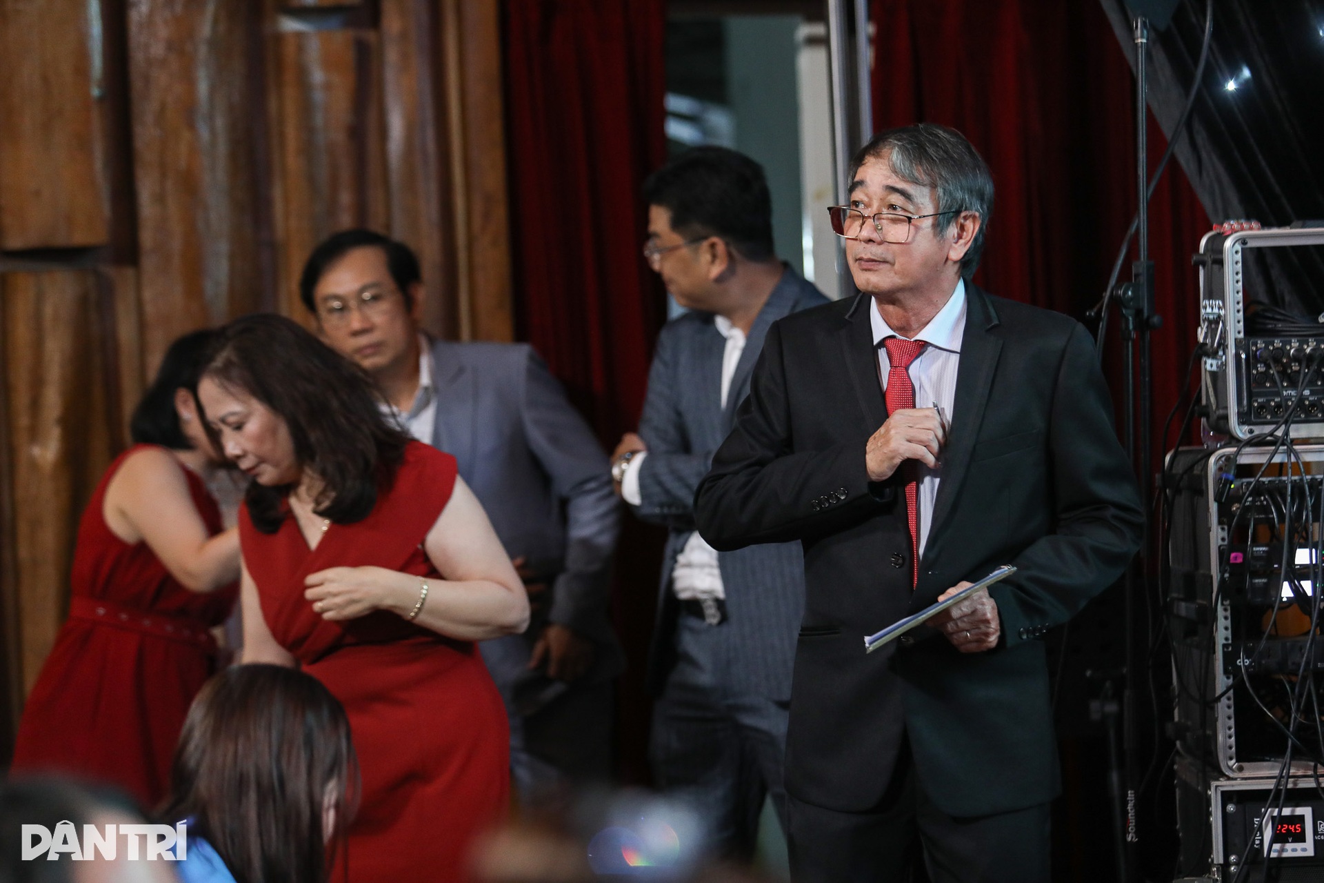 Gác áo blouse, bác sĩ Chợ Rẫy hát gây quỹ giúp bệnh nhân đón Tết - 5