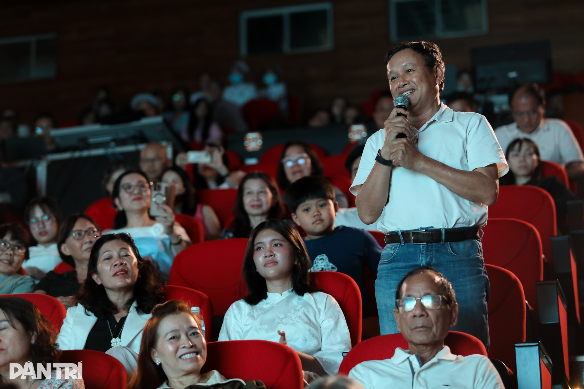 Gác áo blouse, bác sĩ Chợ Rẫy hát gây quỹ giúp bệnh nhân đón Tết - 10