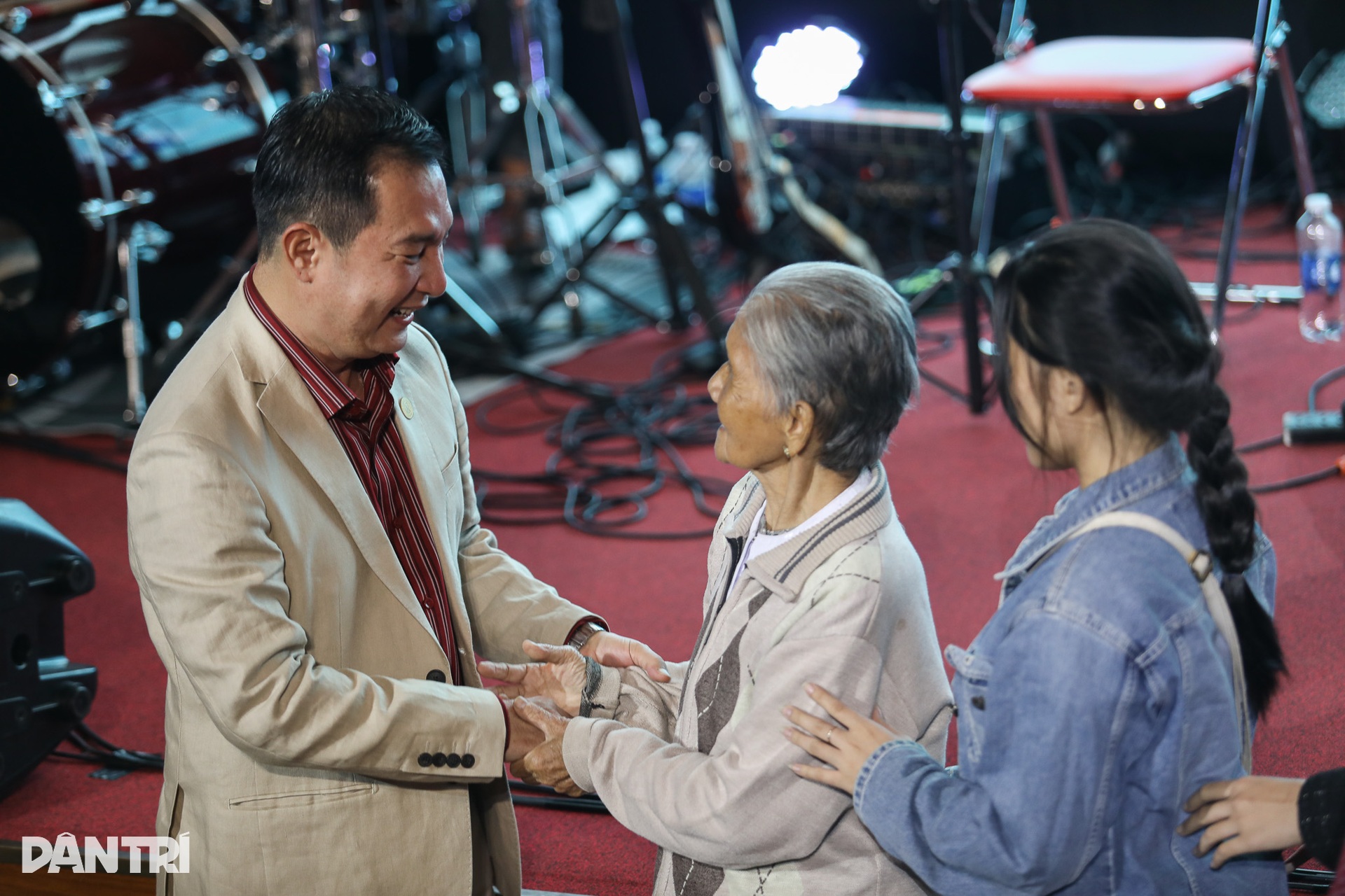 Gác áo blouse, bác sĩ Chợ Rẫy hát gây quỹ giúp bệnh nhân đón Tết - 12