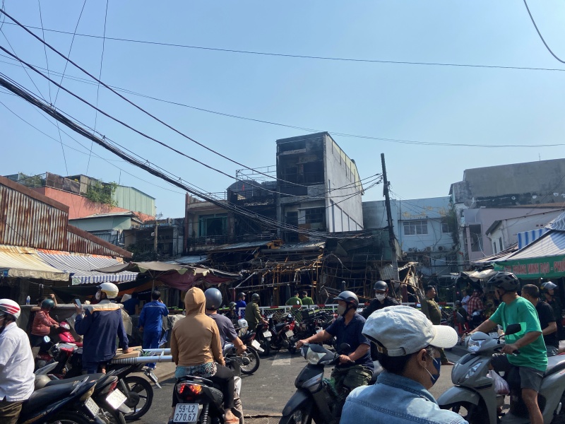 Hiện trường tan hoang sau vụ cháy trong chợ Nhị Thiên Đường: Nhà cửa hàng hóa bị thiêu rụi sau một đêm, người dân ngậm ngùi đi thuê trọ sát Tết- Ảnh 3.