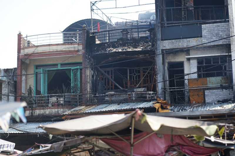 Hiện trường tan hoang sau vụ cháy trong chợ Nhị Thiên Đường: Nhà cửa hàng hóa bị thiêu rụi sau một đêm, người dân ngậm ngùi đi thuê trọ sát Tết- Ảnh 4.