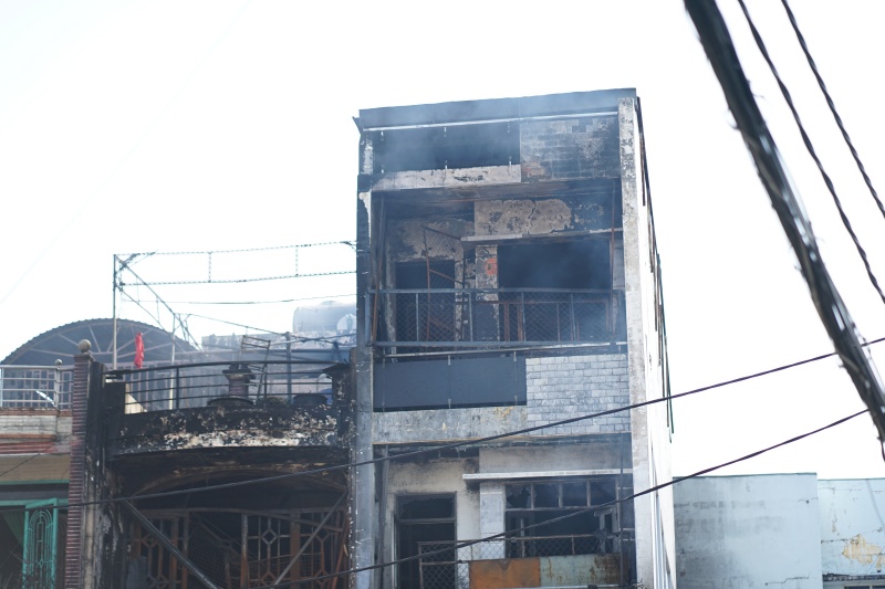 Hiện trường tan hoang sau vụ cháy trong chợ Nhị Thiên Đường: Nhà cửa hàng hóa bị thiêu rụi sau một đêm, người dân ngậm ngùi đi thuê trọ sát Tết- Ảnh 5.