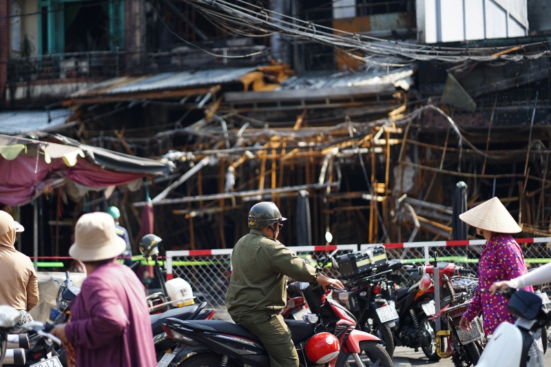 Hiện trường tan hoang sau vụ cháy trong chợ Nhị Thiên Đường: Nhà cửa hàng hóa bị thiêu rụi sau một đêm, người dân ngậm ngùi đi thuê trọ sát Tết- Ảnh 6.