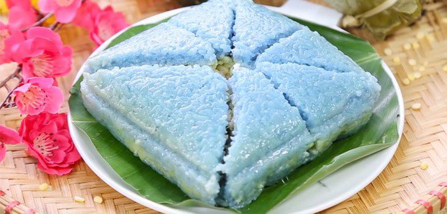 Bánh chưng hoa đậu biếc có màu xanh dương lạ mắt, vị nhân bùi bùi từ đậu xanh và béo ngậy của thịt ba rọi.