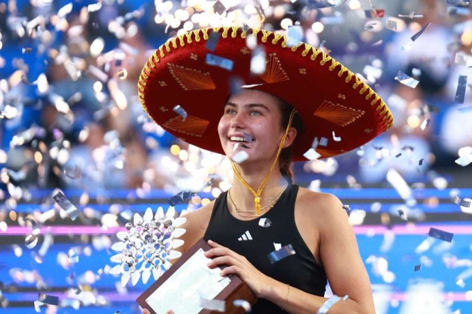 Jovic mừng chức vô địch Guadalajara Mở rộng, ở Mexico hồi tháng 9/2025. Ảnh: Reuters