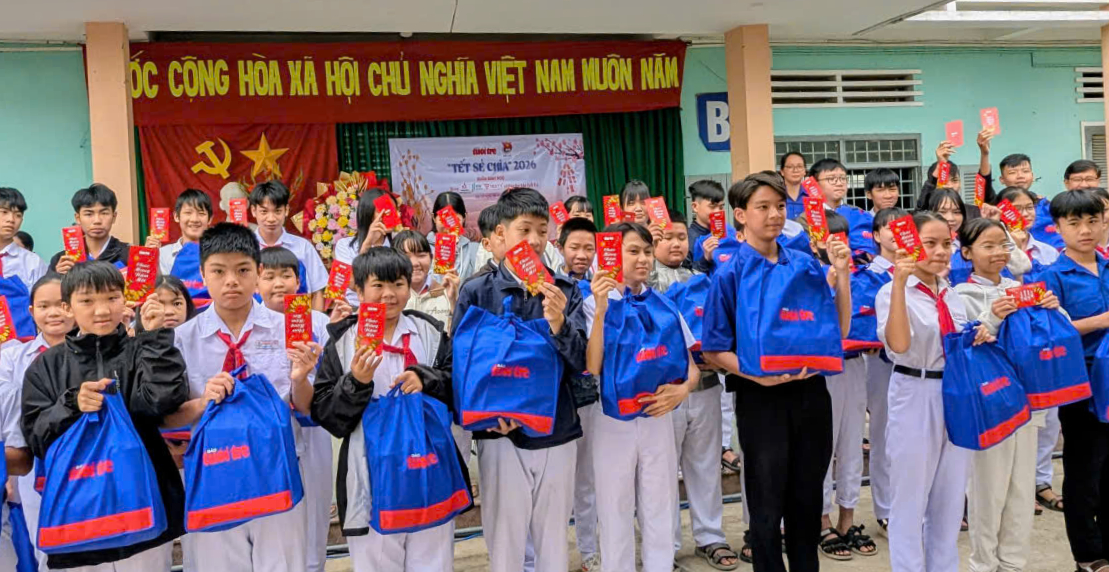 Bao lì xì và quà 'Tết sẻ chia' của Tuổi Trẻ đến với 1.000 học trò vùng bão lũ Gia Lai - Ảnh 6.