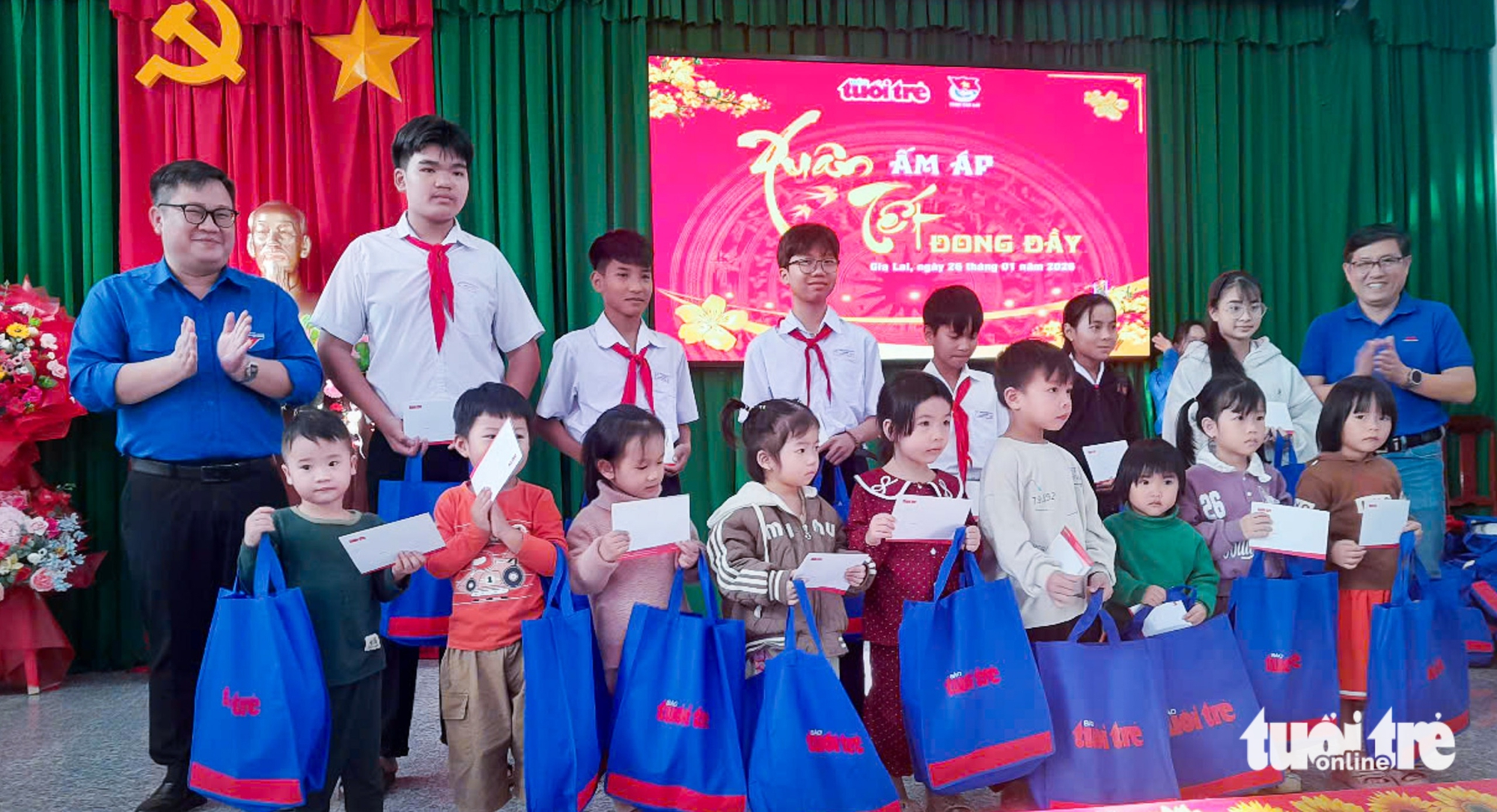 Bao lì xì và quà 'Tết sẻ chia' của Tuổi Trẻ đến với học trò Gia Lai - Ảnh 4.