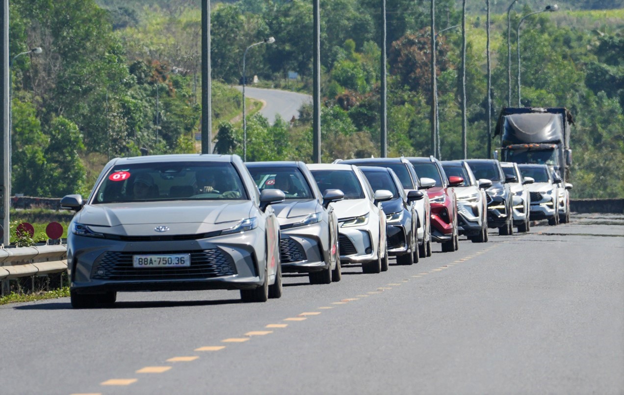 Sedan hạng D năm 2025: Các đối thủ ‘lay lắt’, chỉ Toyota Camry còn sức hút - Ảnh 4.