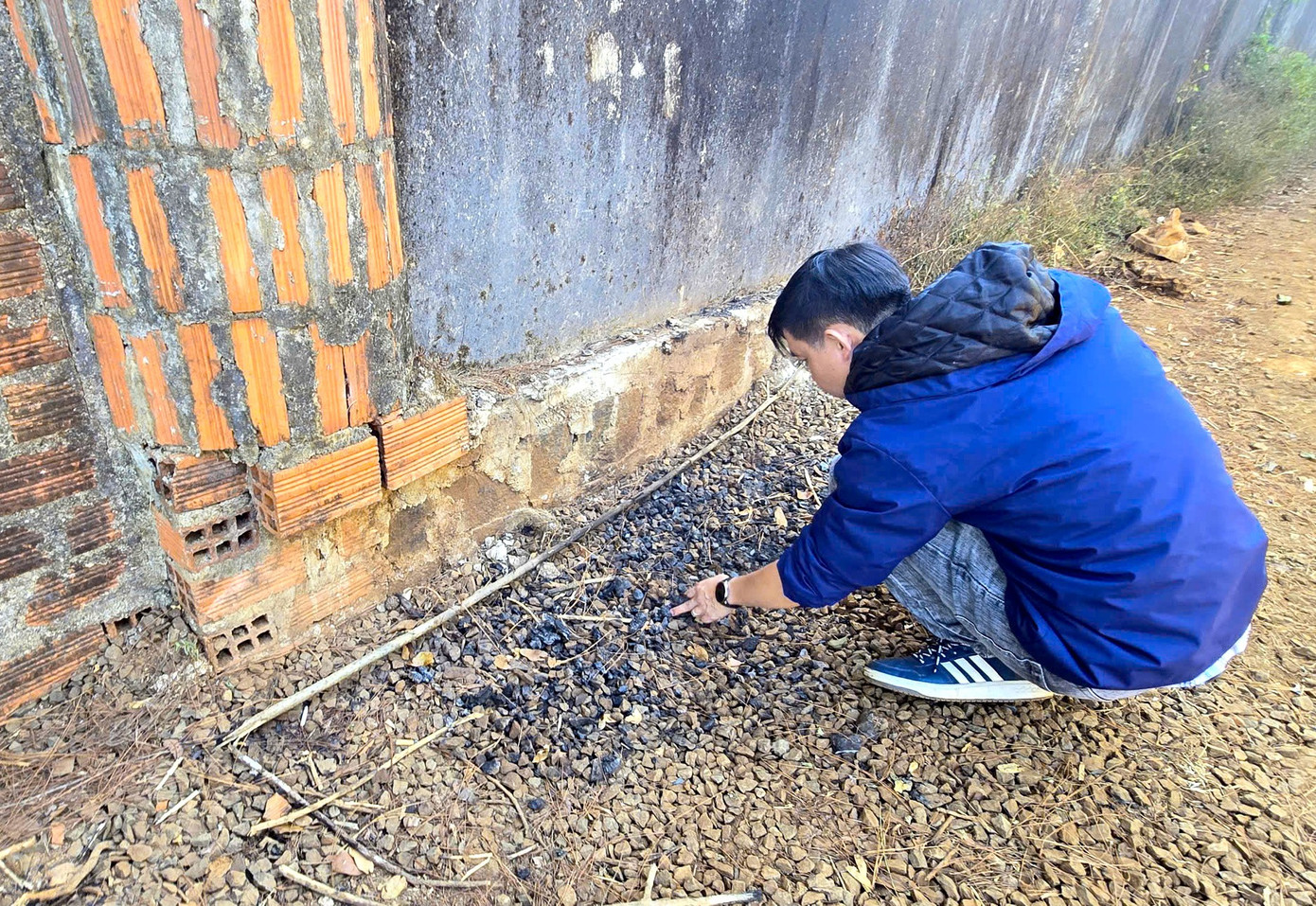 Vụ cướp ngân hàng ở Gia Lai: Phát hiện thêm dấu vết đốt quần áo, trang bị để phi tang- Ảnh 6.