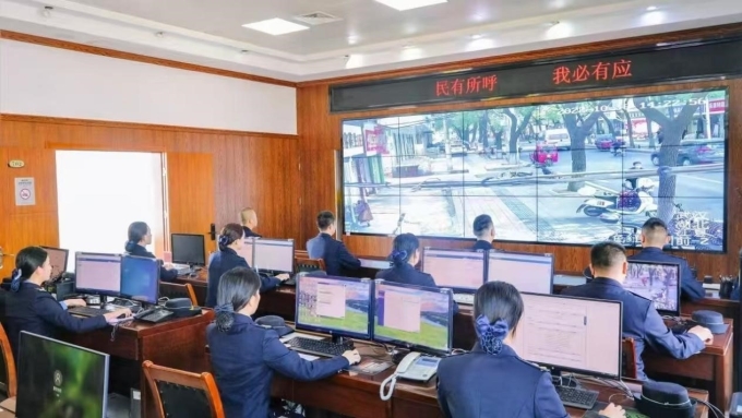 Đội quản lý đô thị quận Giang Hạ, thành phố Vũ Hán, tỉnh Hồ Bắc kiểm soát vỉa hè nhờ hệ thống camera AI. Ảnh: CGW