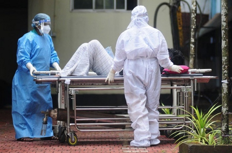 Nhân viên y tế đưa một người nghi nhiễm NiV ở bang Kerala (Ấn Độ) đi cách ly vào một đợt dịch trước đây. Ảnh: AFP via Getty.