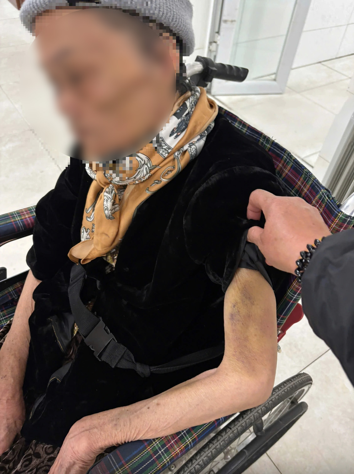 Vụ cụ bà 82 tuổi bị giúp việc hành hạ ở Hà Nội: Lương 11 triệu/tháng, luôn tỏ ra quan tâm, chu đáo- Ảnh 3. Vụ cụ bà 82 tuổi bị giúp việc hành hạ ở Hà Nội: Lương 11 triệu/tháng, luôn tỏ ra quan tâm, chu đáo- Ảnh 3.