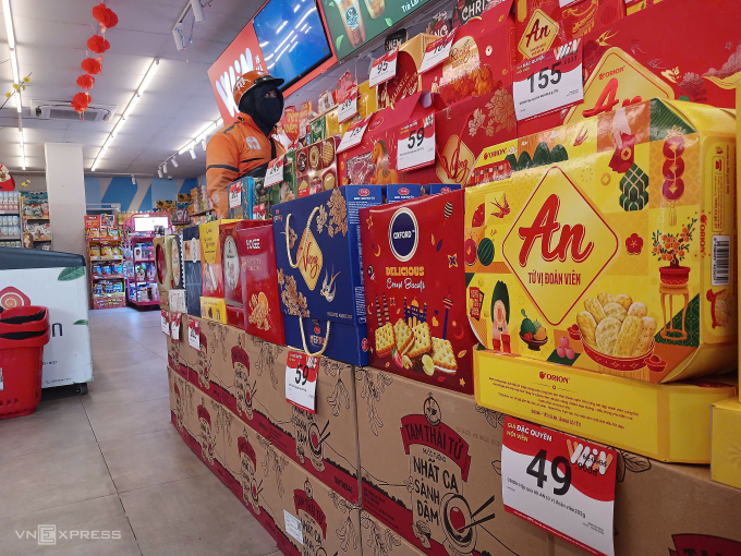 Hộp quà giá vài chục nghìn đồng được trưng bày ở vị trí bắt mắt tại Winmart ở TP HCM. Ảnh: Thi Hà