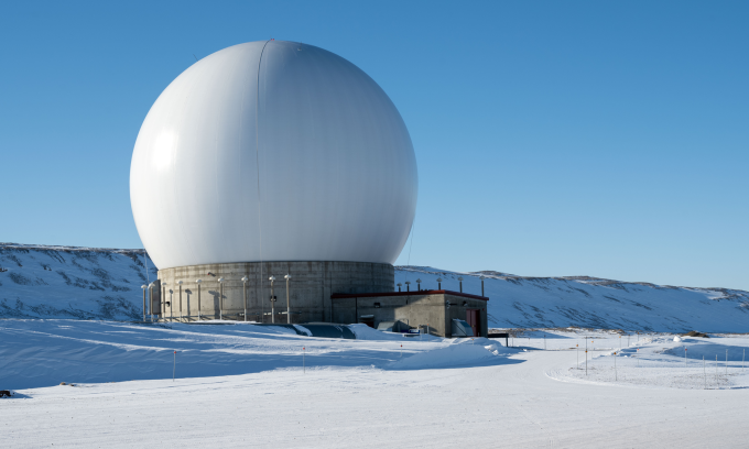 Vòm radar tại căn cứ  vũ trụ Pituffik ở Greenland hồi năm 2023. Ảnh: USSF