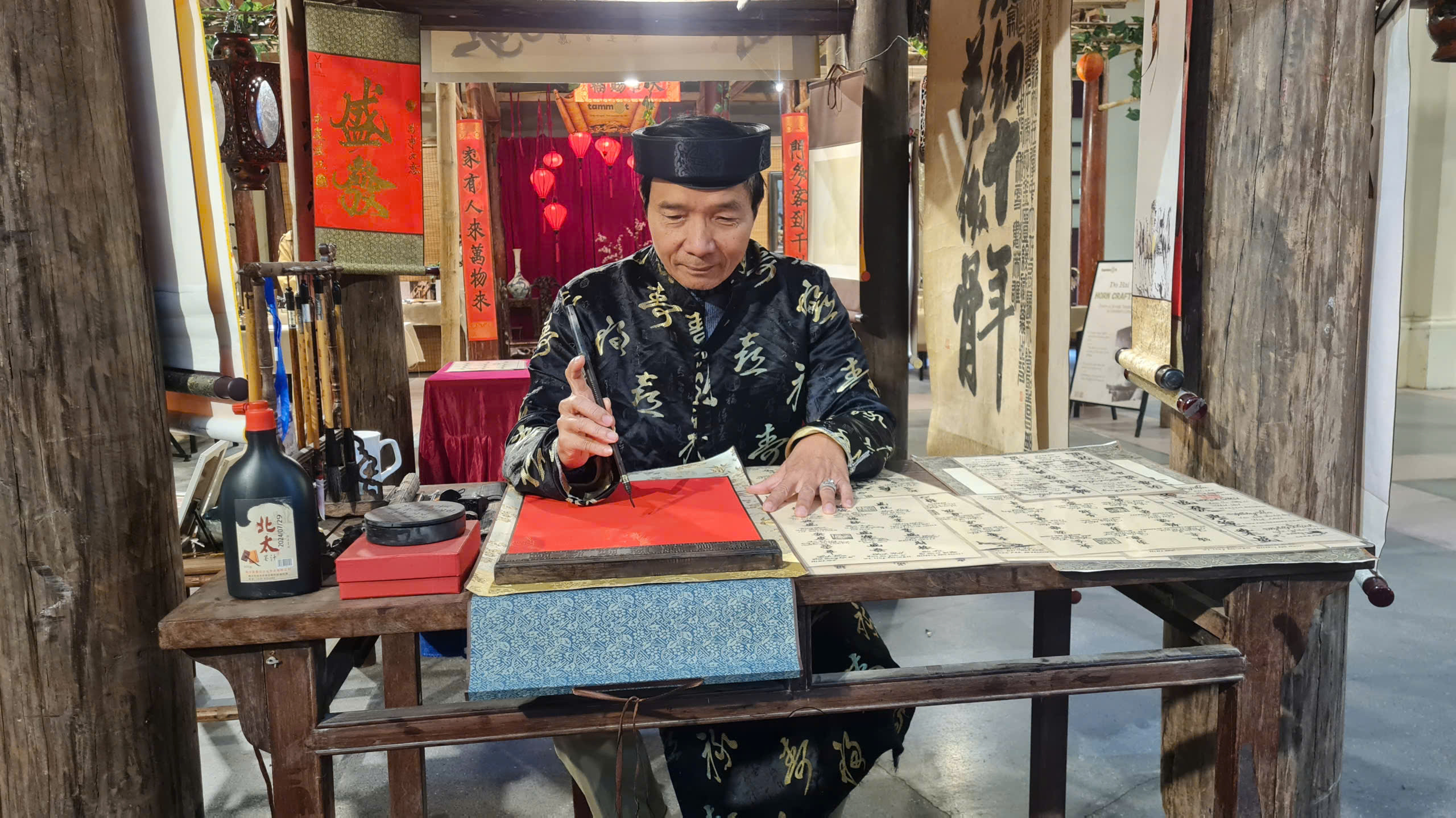 Ấn tượng ngôi nhà Bắc bộ trong chuỗi 'Tết Việt - Tết ohố' 2026 ở phố cổ- Ảnh 6. Ấn tượng ngôi nhà Bắc bộ trong chuỗi 'Tết Việt - Tết ohố' 2026 ở phố cổ- Ảnh 6.