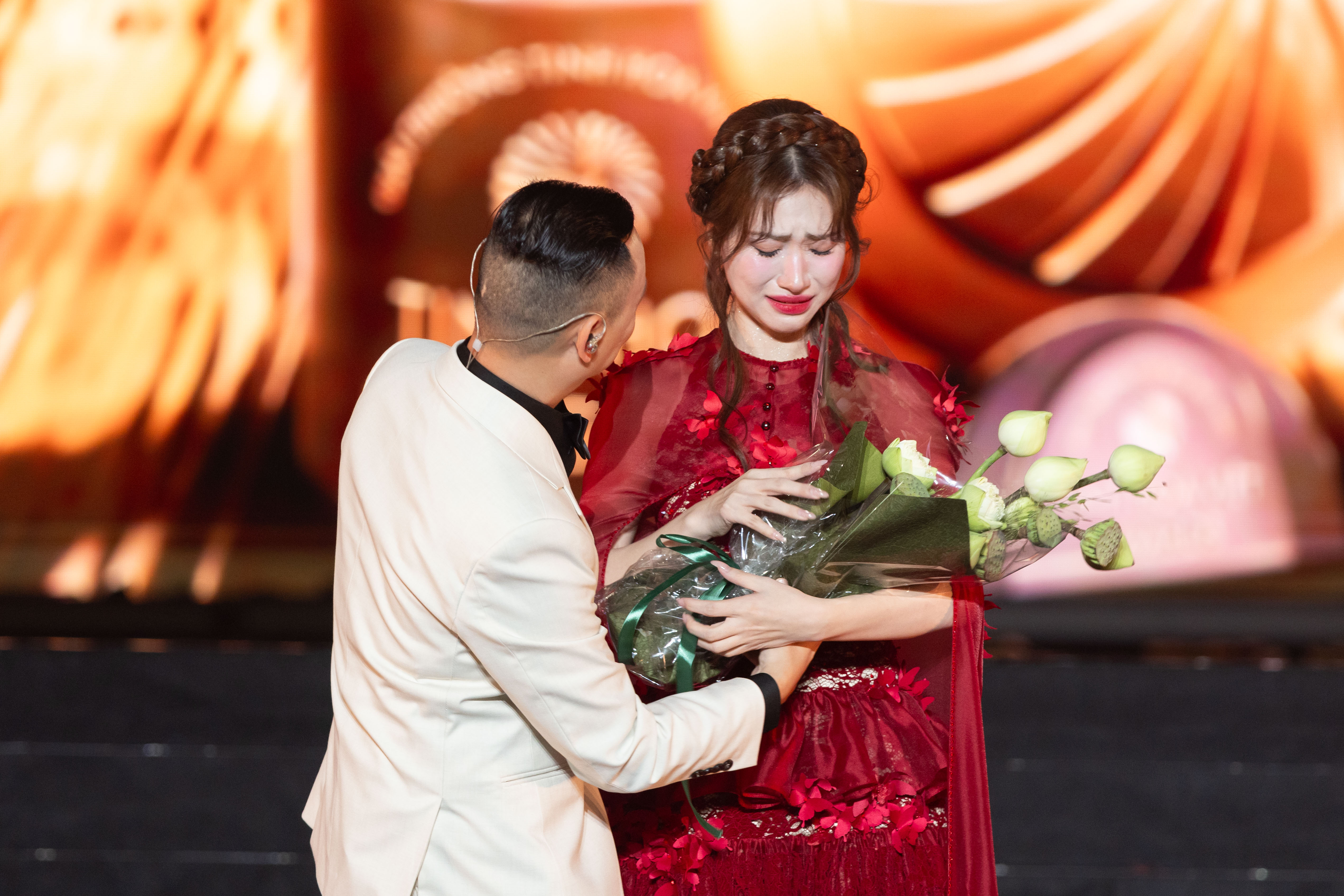 Giải Tinh hoa Việt gọi tên Hòa Minzy, DTAP - Ảnh 4. Giải Tinh hoa Việt gọi tên Hòa Minzy, DTAP - Ảnh 4.