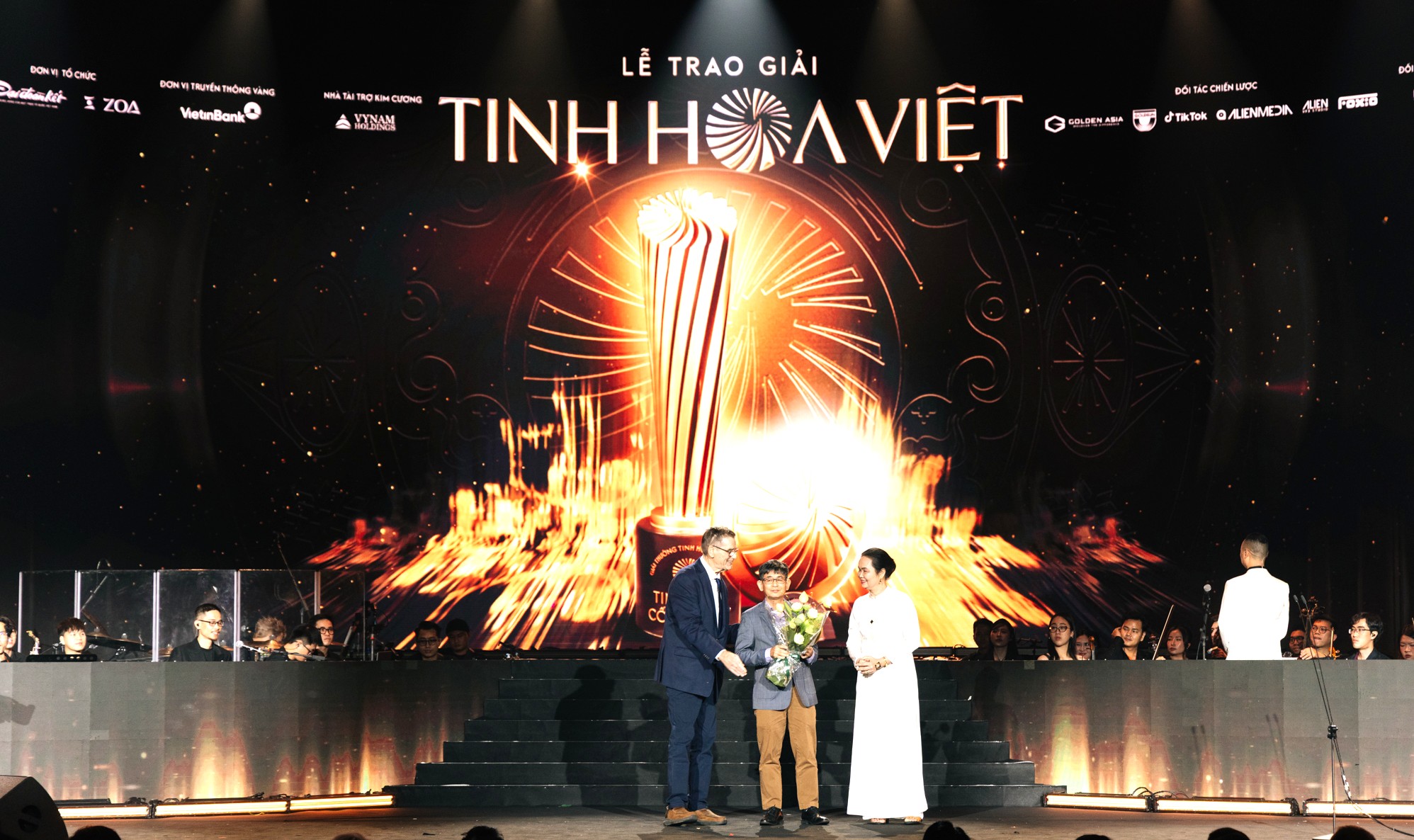 Giải Tinh hoa Việt gọi tên Hòa Minzy, DTAP - Ảnh 6. Giải Tinh hoa Việt gọi tên Hòa Minzy, DTAP - Ảnh 6.