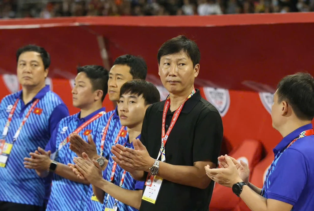 Ê-kíp người Hàn Quốc và các cộng sự Việt Nam đã chung tay hỗ trợ rất nhiều cho ông Kim. Ảnh: CCT. bi-mat-phia-sau-thanh-cong-cua-hlv-kim-sang-sik (2).jpg