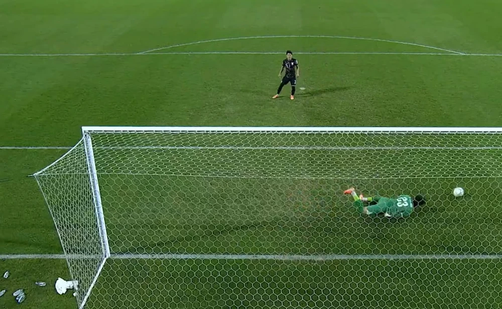 Thủ môn Cao Văn Bình cản phá cú sút thứ 7 của Bae Hyeon-seo. Ảnh: TAFC. bi-mat-phia-sau-thanh-cong-cua-hlv-kim-sang-sik (1).jpg