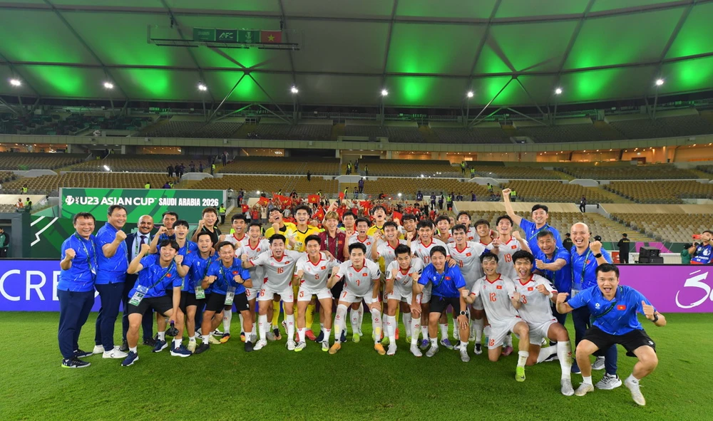 HLV thủ môn kỳ cựu Lee Woon-jae (thứ 2 từ trái sang) lặng thầm trong chiến công của tuyển U-23 Việt Nam ở giải châu Á. Ảnh: TAFC. bi-mat-phia-sau-thanh-cong-cua-hlv-kim-sang-sik (3).jpg