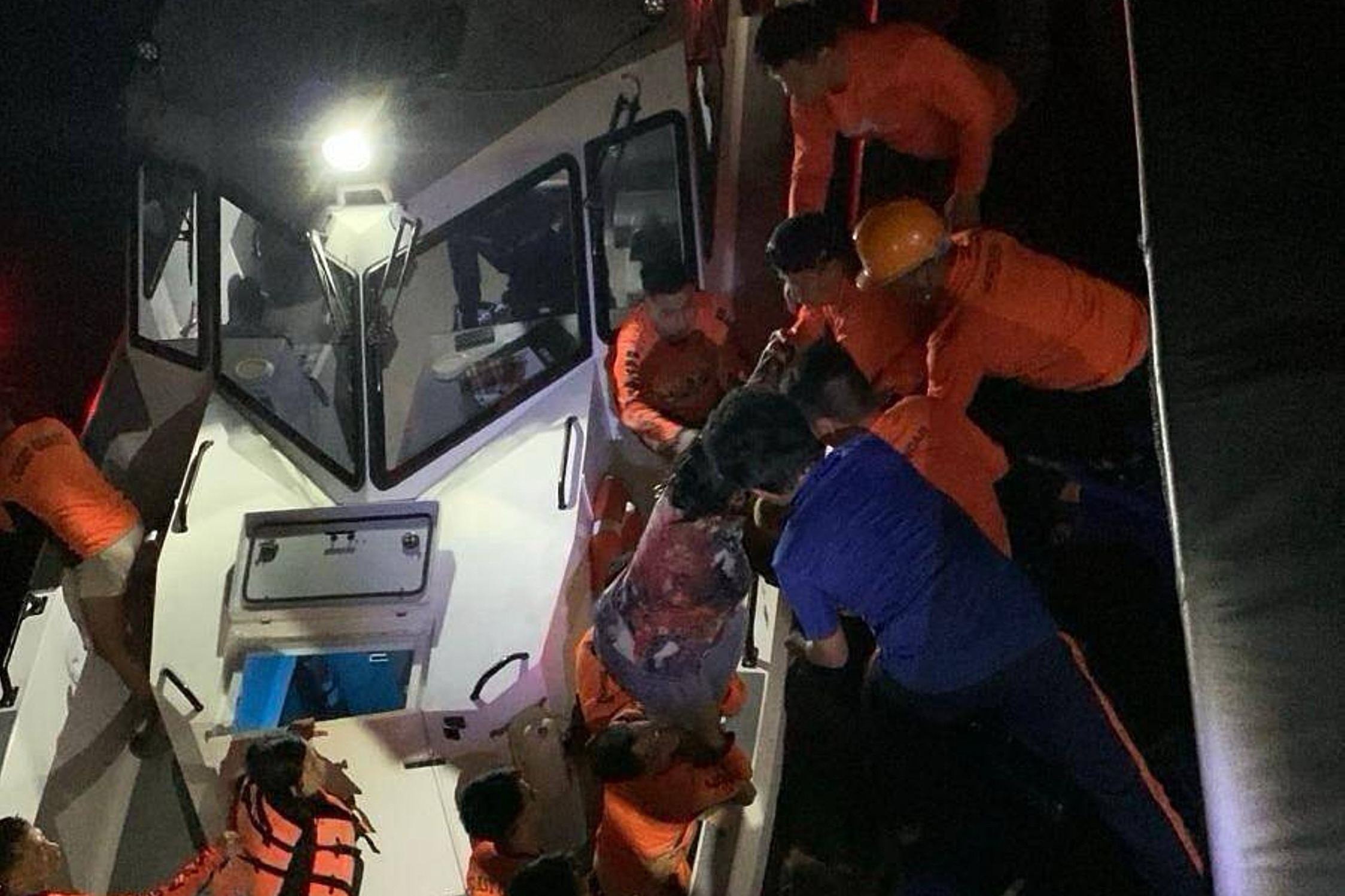 Khoảnh khắc kinh hoàng trong thảm họa chìm phà ở Philippines 3 Khoảnh khắc kinh hoàng trong thảm họa chìm phà ở Philippines - Ảnh 3.