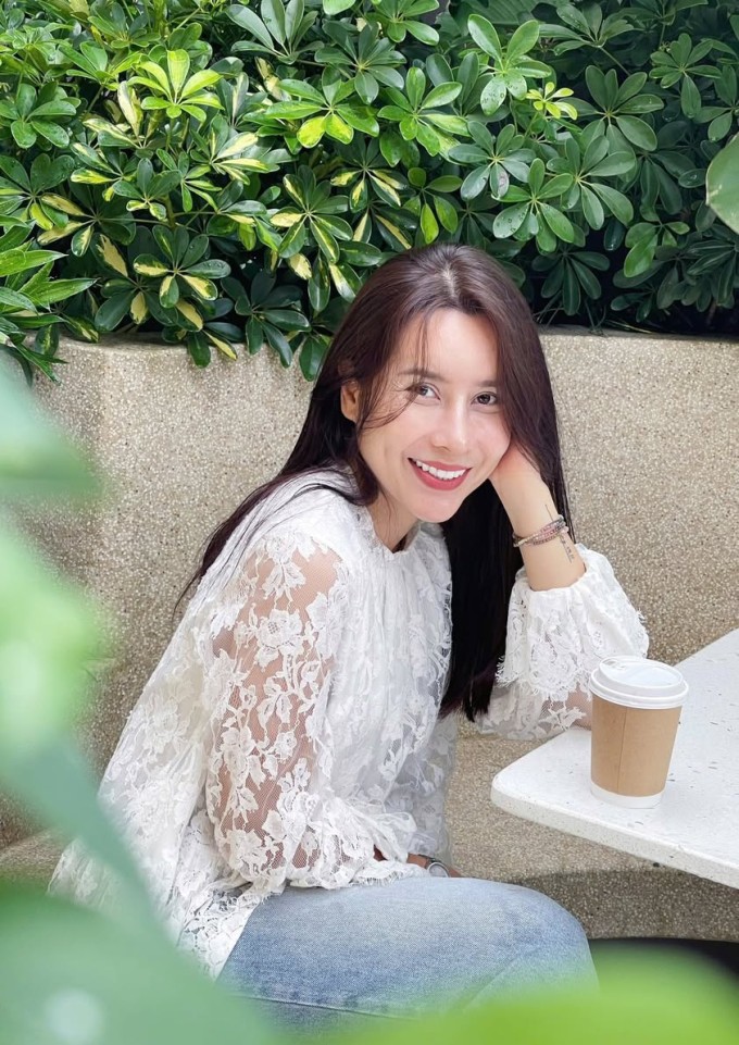 Cô thường không trang điểm cầu kỳ, gần như chỉ đánh son ở đời thường.