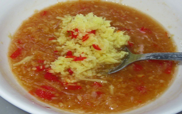 Top nước chấm “quốc dân” không thể thiếu ngày Tết 4 Nước mắm chấm có độ sệt vừa phải, không quá loãng, gừng và ớt vẫn còn lợn cợn.