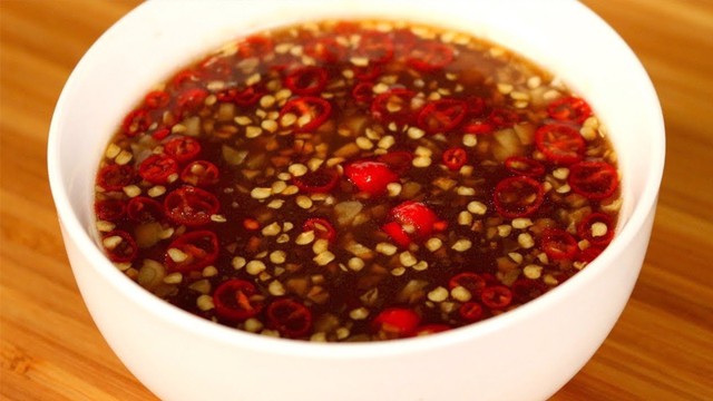 Top nước chấm “quốc dân” không thể thiếu ngày Tết 5 Giã tỏi và ớt rồi cho vào nước mắm me, khuấy đều. Nước mắm có màu nâu và vị chua thanh của me, thơm và đậm đà.