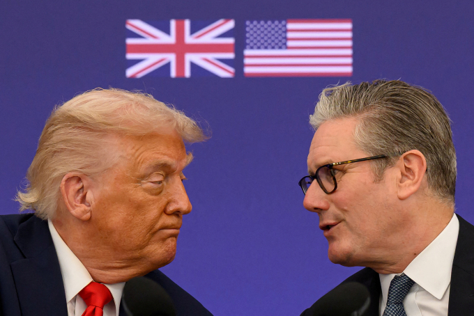 Thủ tướng Anh Keir Starmer (phải) trong họp báo với Tổng thống Mỹ Donald Trump ở Aylesbury, ngày 18/9/2025. Ảnh: Retuers