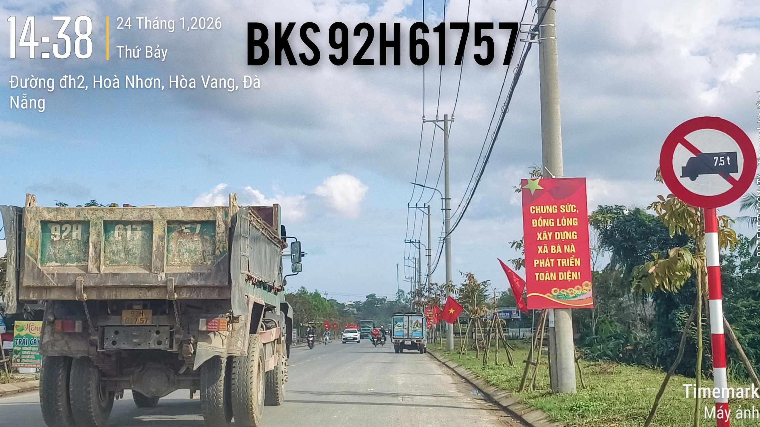 CSGT Đà Nẵng xử lý xe quá tải vi phạm đường cấm tại Bà Nà - Ảnh 2.