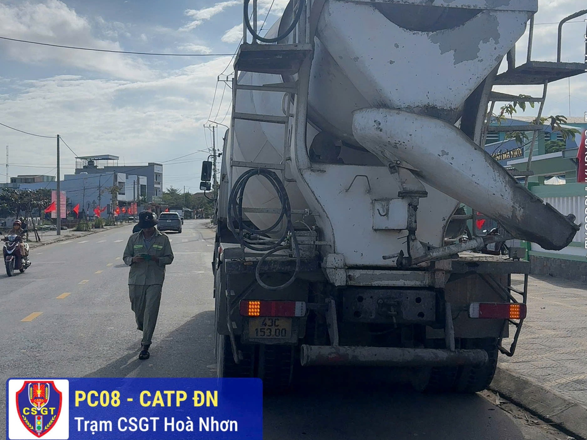 CSGT Đà Nẵng xử lý xe quá tải vi phạm đường cấm tại Bà Nà - Ảnh 4.