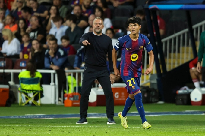 HLV Flick chỉ đạo khi tung Dro vào sân hôm 21/10/2025, khi Barca tiếp Olympiacos ở lượt ba vòng bảng Champions League. Ảnh: AFP