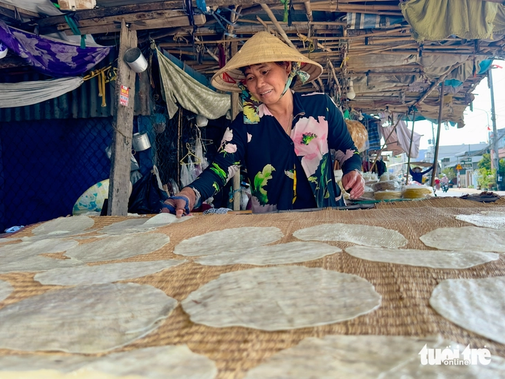 Làng nghề bánh phồng trăm năm ở An Giang nhộn nhịp vào mùa Tết - Ảnh 3.