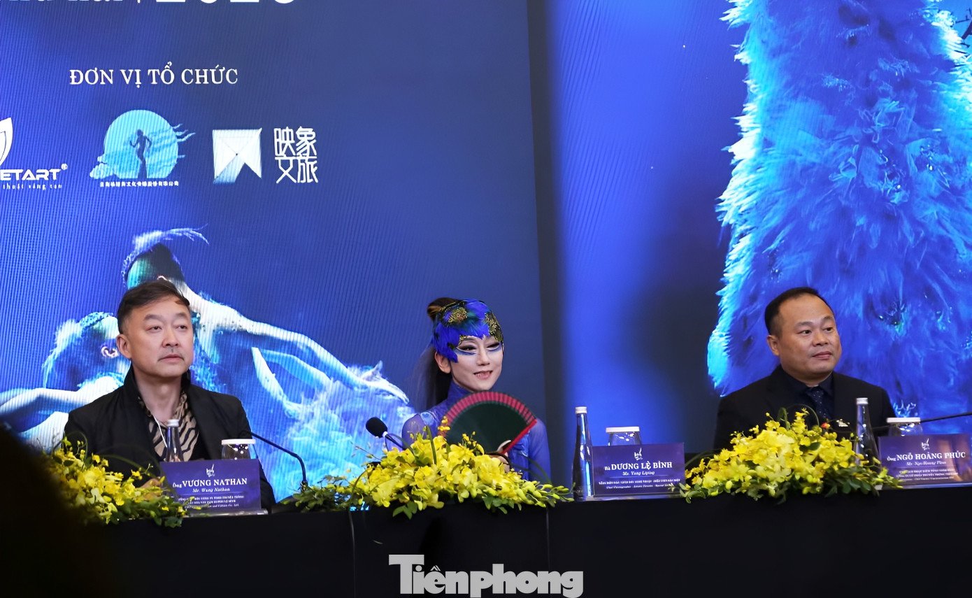 Dương Lệ Bình không phải cái tên xa lạ đối với khán giả Việt Nam. Bà bắt đầu được nhớ đến với vai diễn Mai Siêu Phong trong bộ phim truyền hình đình đám Anh hùng xạ điêu bản 2003. Sau này, tên tuổi bà gắn liền với danh xưng "Chim công làng múa" của Trung Quốc, gây tiếng vang với vũ điệu khổng tước kinh điển. Bà cũng nổi tiếng với vẻ ngoài thách thức tuổi tác. Năm 2011, Dương Lệ Bình được truyền thông ca tụng là một trong “ngũ đại mỹ nhân Trung Hoa”, khi xuất hiện trên ấn phẩm New York Times cùng Hoa hậu Trương Tử Lâm, Châu Tấn, Phạm Băng Băng và Chương Tử Di.