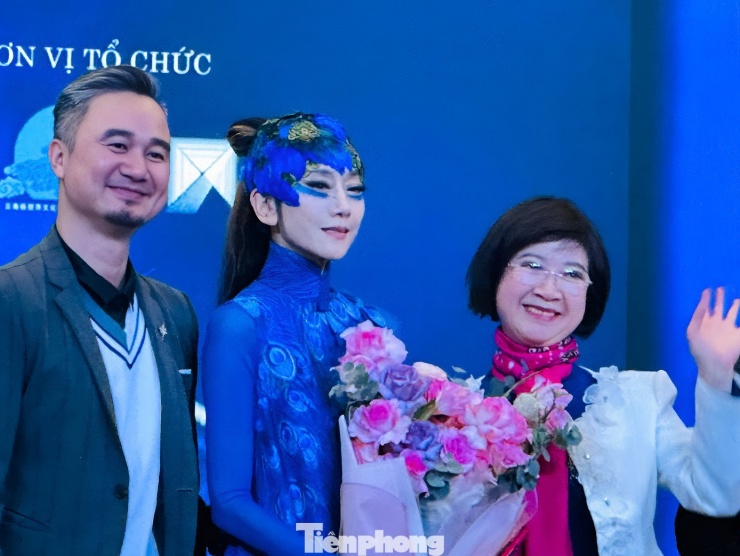 Cũng trong buổi họp báo, Dương Lệ Bình phủ nhận tin đồn vở diễn ở Việt Nam là sân khấu cuối cùng trong sự nghiệp. Nữ nghệ sĩ nhấn mạnh nhà hát chỉ là phần nhỏ sân khấu của bà. Bà có thể biểu diễn ở bất kỳ nơi nào trong tự nhiên, ngay cả dưới gốc cây. Bà tuyên bố sinh mệnh có giới hạn, nhưng tình yêu với vũ đạo của bà tồn tại mãi, ngay cả dưới dạng linh hồn. Do đó, không có chuyện giải nghệ. Cũng theo mỹ nhân họ Dương, bà ngoại bà đến 80 tuổi vẫn nhảy múa.