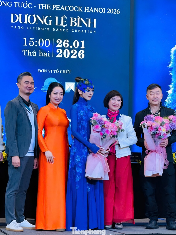 Cuối sự kiện, Dương Lệ Bình chia sẻ khi mang vở Khổng tước đến với Việt Nam, bà cùng ê-kíp muốn truyền tải thông điệp về sinh mệnh, về tự nhiên, về tình yêu và sự cống hiến cho tình yêu. “Chúng ta có thể biết về thời điểm đến với thế giới, nhưng không thể biết khi nào sẽ rời khỏi thế giới này. Hy vọng tất cả khán giả Việt Nam có thể giống như chúng tôi cảm nhận từ trong vũ đạo vở Khổng tước sự vô thường của sinh mệnh. Tôi cũng mong mọi người cảm nhận được nghệ thuật múa dân gian của Trung Quốc, cũng như nét đẹp trong loại hình múa phương Đông”, bà bày tỏ.