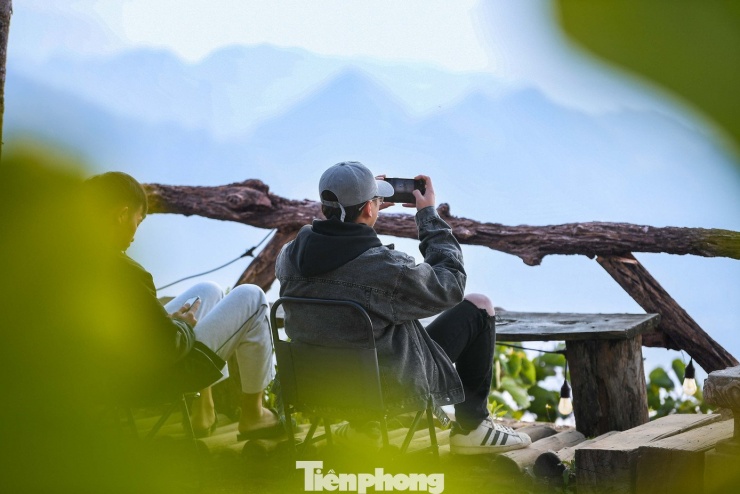 Anh Minh (du khách đến từ Hà Nội) cho biết đây là lần đầu anh ngắm hoàng hôn ở độ cao như vậy. “Hoàng hôn ở đây rất khác, không bị nhà cửa hay công trình che khuất. Ngồi uống cà phê, nhìn mặt trời lặn sau dãy núi khiến mình thấy thư giãn hơn hẳn”, anh Minh nói.