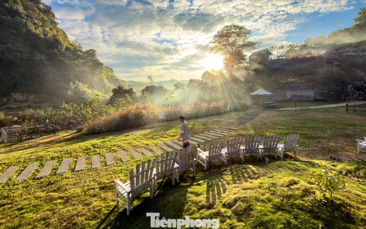 Bên cạnh các điểm đến quen thuộc như đồi chè, thác nước hay bản làng, những không gian, vị trí đẹp, tầm nhìn rộng đang trở thành điểm nhấn mới, góp phần đa dạng hóa trải nghiệm cho du khách khi đến với cao nguyên Mộc Châu.