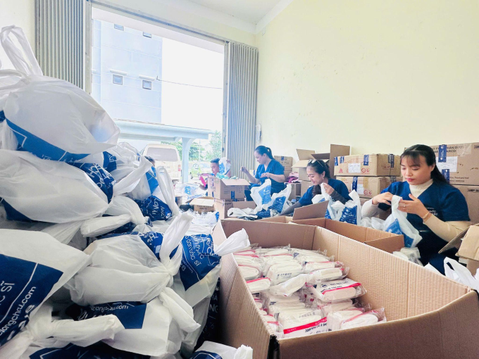 Nhân viên Long Châu chuẩn bị hàng tấn thuốc men, vật tư thiết yếu ủng hộ cho người dân vùng bão lũ. Ảnh: Long Châu