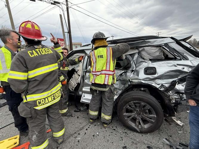 Cụ bà 83 tuổi lái ô tô đạp nhầm chân ga gây tai nạn liên hoàn - Ảnh 3.