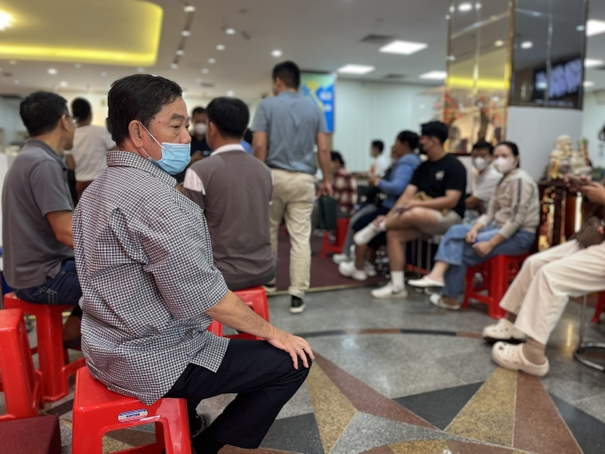 Khách hàng chờ tới lượt đăng ký mua bạc tại Sacombank - SBJ. Ảnh: Quỳnh Trang