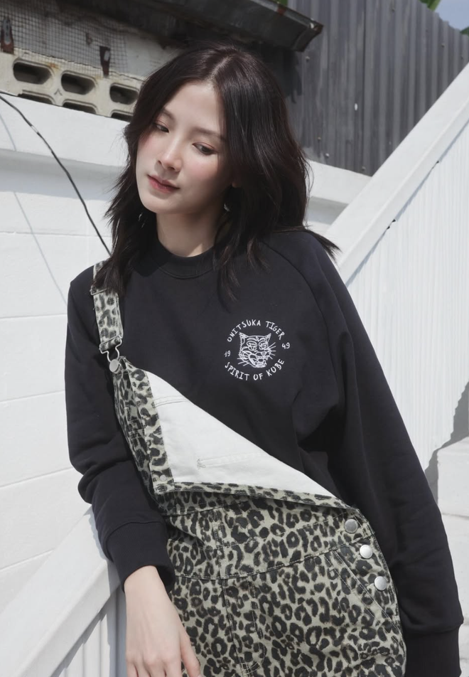 Quần yếm tạo nên diện mạo tươi mới mà không cần cầu kỳ  - Ảnh 2.